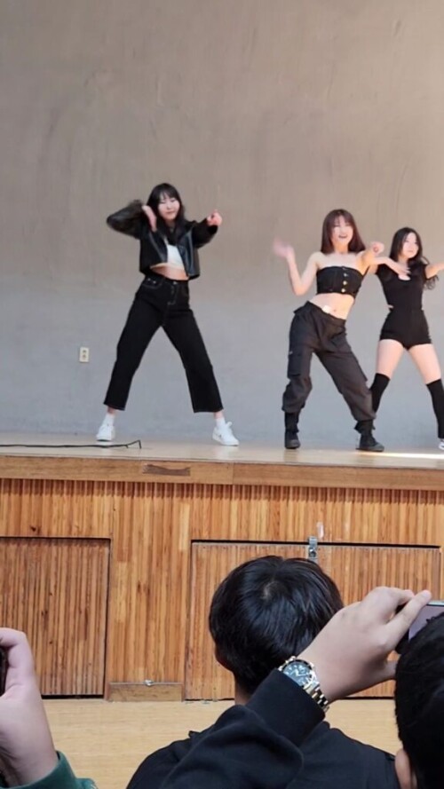1분40 대학교 댄스동아리 중학교 공연 직캠 유두노출.mp4 000096166 576x1024