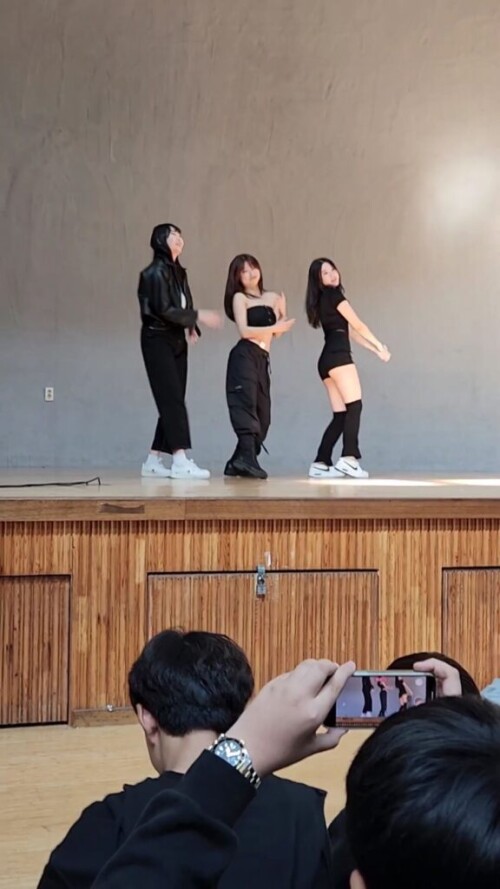 1분40 대학교 댄스동아리 중학교 공연 직캠 유두노출.mp4 000103900 576x1024