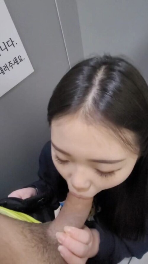 화장실 꽈추큰 어린커플1.mp4 000050534 576x1024