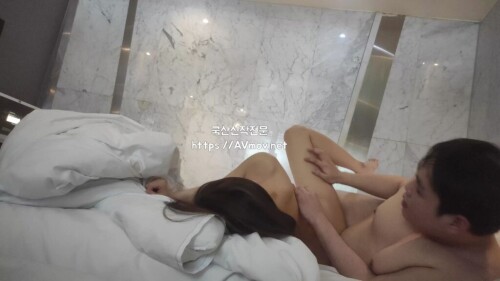 인스타4만 인플루언서 란제리 모델녀 옆캠.mp4 000529166 1024x576