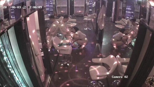 韩国江南道按摩店监控流出 有不少炮房，但不少人选择在过道椅子上直接开干，多数人不到一分钟就射了！.mp4 001802600 1024x576