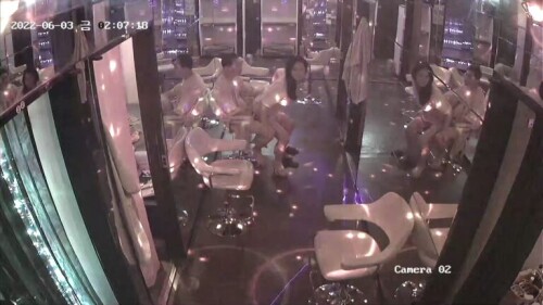 韩国江南道按摩店监控流出 有不少炮房，但不少人选择在过道椅子上直接开干，多数人不到一分钟就射了！.mp4 001872160 768x432