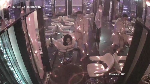 韩国江南道按摩店监控流出 有不少炮房，但不少人选择在过道椅子上直接开干，多数人不到一分钟就射了！.mp4 001900160 768x432