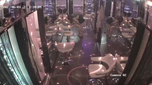 韩国江南道按摩店监控流出 有不少炮房，但不少人选择在过道椅子上直接开干，多数人不到一分钟就射了！.mp4 003483200 768x432