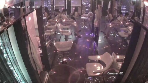 韩国江南道按摩店监控流出 有不少炮房，但不少人选择在过道椅子上直接开干，多数人不到一分钟就射了！.mp4 003610200 768x432