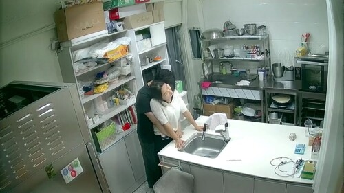韩国蛋糕店后厨操作间老板与女下属.mp4 000020200 1024x576