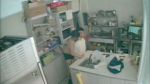 韩国蛋糕店后厨操作间老板与女下属.mp4 007878080 1024x576