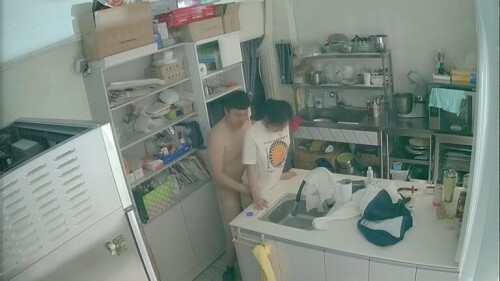 韩国蛋糕店后厨操作间老板与女下属.mp4 007978080 768x432