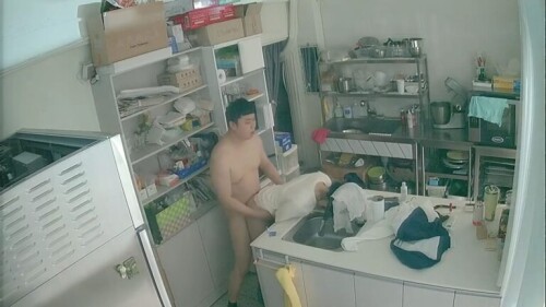 韩国蛋糕店后厨操作间老板与女下属.mp4 008008080 768x432