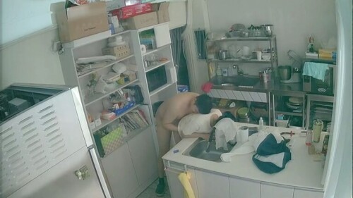 韩国蛋糕店后厨操作间老板与女下属.mp4 008118080 768x432