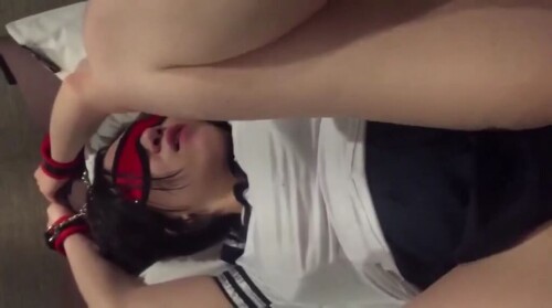 수갑을 찬 소녀.mp4 000679890 1024x571