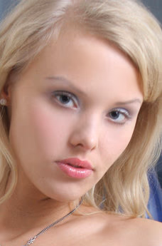 metart-charlize-a-FCD88B33F1D638DFAF9AE4A984FF51EF.avif