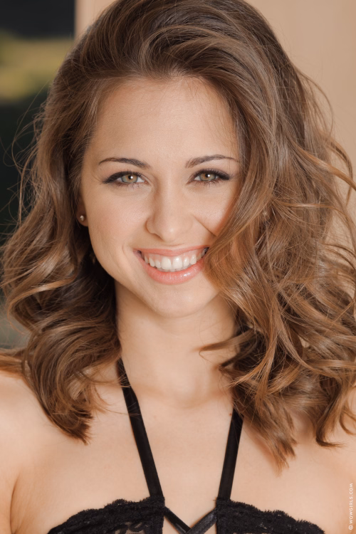wowgirls-2012-03-22-riley-reid-stylish-nymph-p80f28c9-001.avif